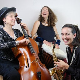 Ein Hut, eine Reise, ein Regenschirm....